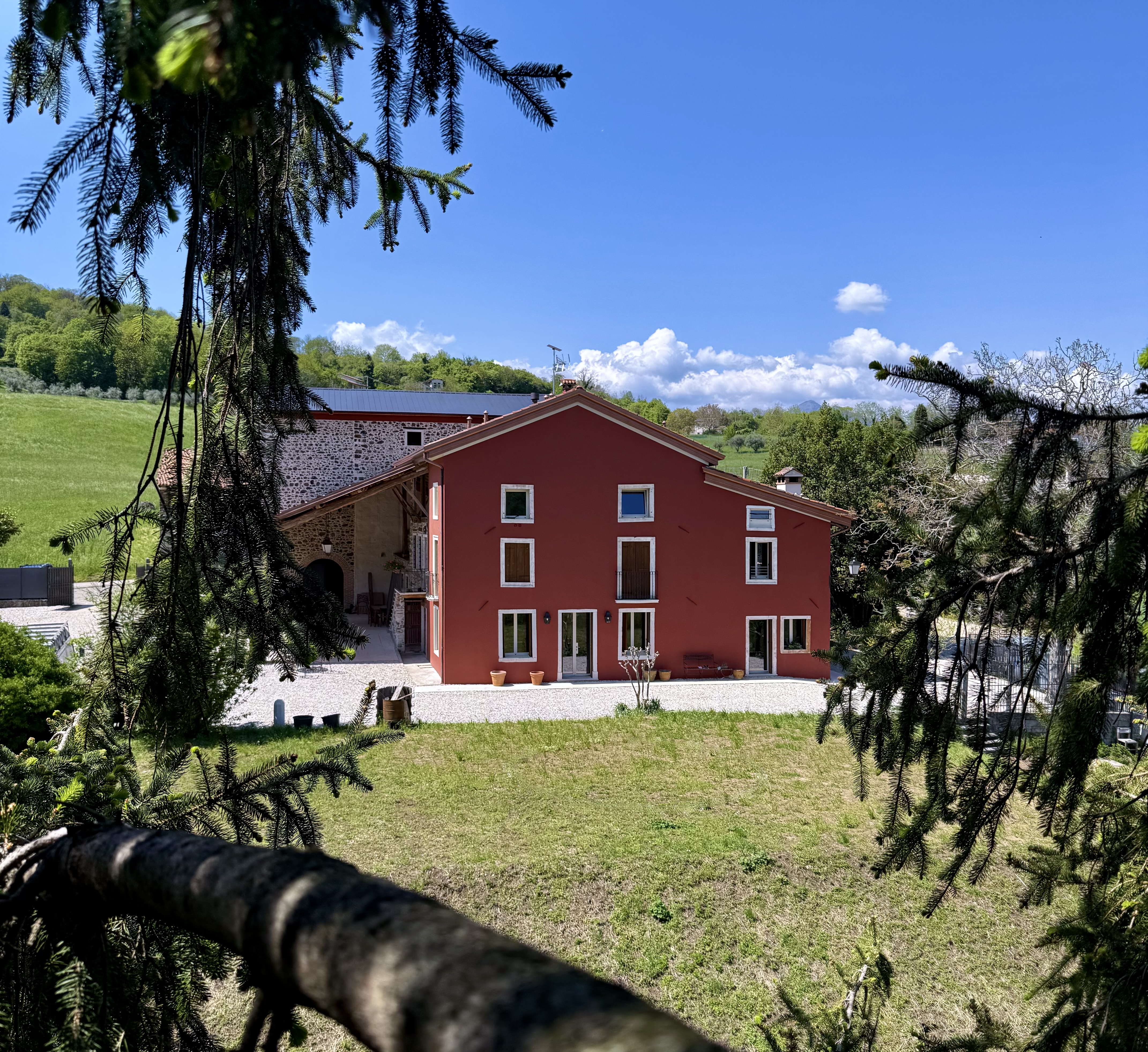 Veduta di Alla Casa Rossa attraverso gli alberi